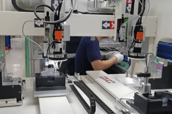 機器視覺螺絲機鎖付鼠標應用